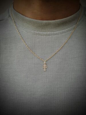 Cruz de Caravaca en oro, colgante religioso de joyería artesanal.
