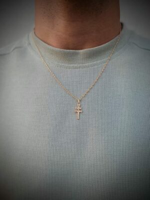 Cruz de Caravaca de oro en cadena, joyería artesanal en Murcia.