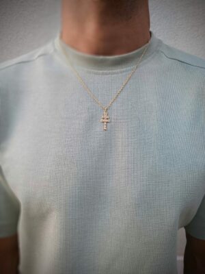 Colgante de cruz de Caravaca en oro, ideal para llevar en ocasiones especiales y como símbolo de fe.
