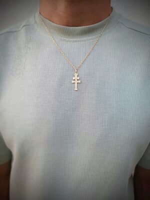 Cruz de Caravaca en oro, símbolo religioso y de protección, diseñada por Salvador Muñoz Joyería Murc.