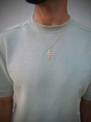 Cruz de Caravaca en oro, símbolo religioso y de protección, en exclusiva en Salvador Muñoz Joyería M.