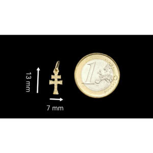 Cruz de Caravaca en oro, tamaño 13 mm, ideal para colgar en cadenas o pulseras.