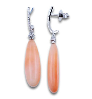 Pendientes largos de coral y diamantes