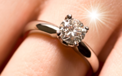 Cómo limpiar tu anillo de compromiso de diamantes