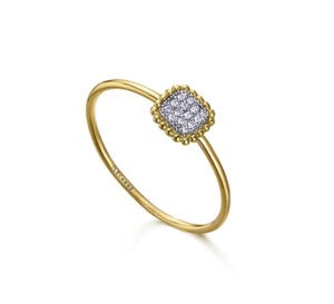 Anillo de oro amarillo con perla cuadrada y diamantes, joyería exclusiva en Murcia.