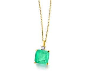 Collar con colgante de piedra verde y diamante en oro amarillo.