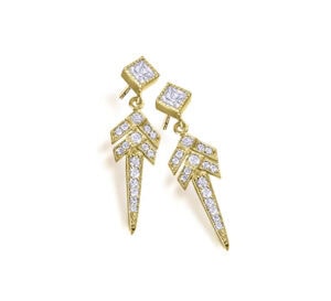 Pendientes de oro amarillo con diamantes, diseño elegante y sofisticado.
